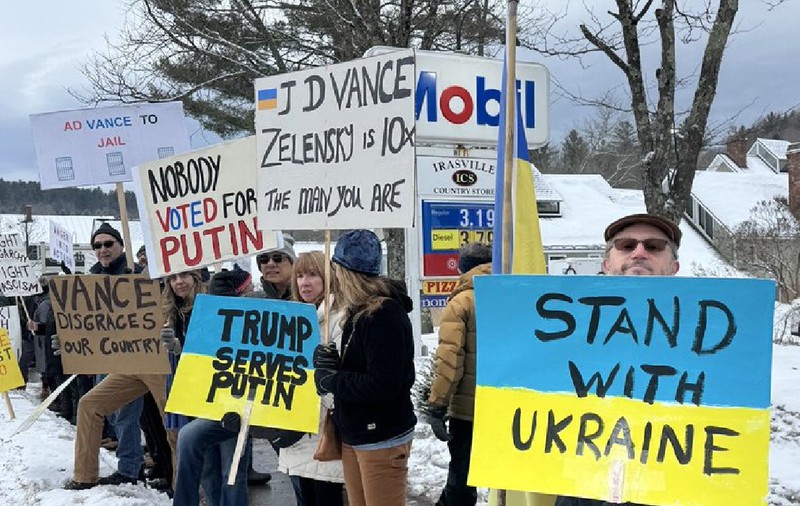 J.D. Vance și-a dus familia la schi în Vermont, dar a fost mutat într-un „loc ascuns”, după ce a văzut protestatari care-i strigau „du-te și schiază în Rusia”