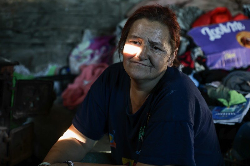 Ibolya, 45 de ani, nu știe când va reuși să facă rost de rechizite și haine pentru copii. Sursa foto: Vlad Chirea