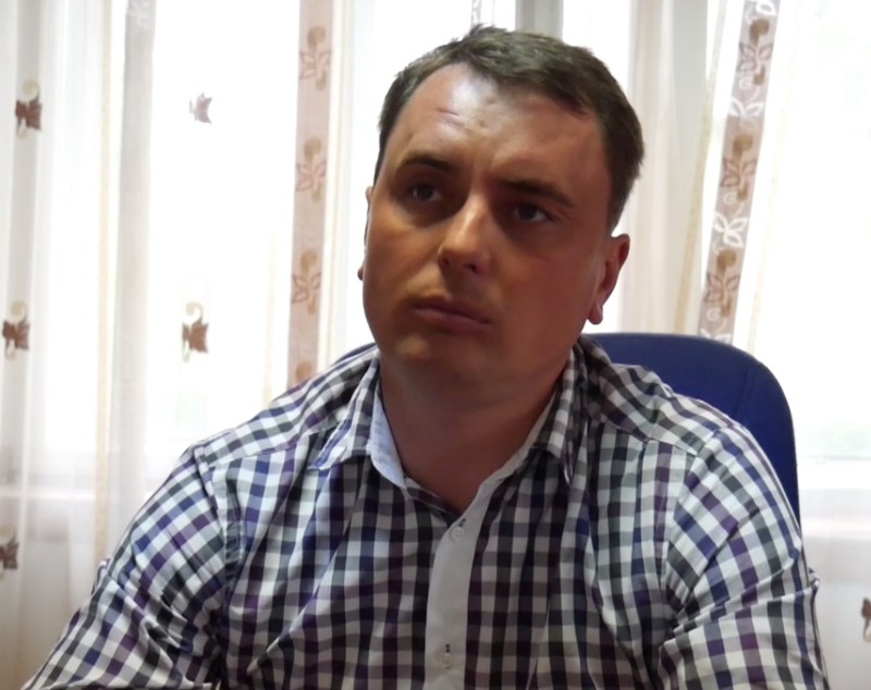 VIDEO/ Ce face un primar când i-a plecat jumătate de comună la muncă în străinătate. Interviu cu Anton Anti, primarul din Butea, Iași