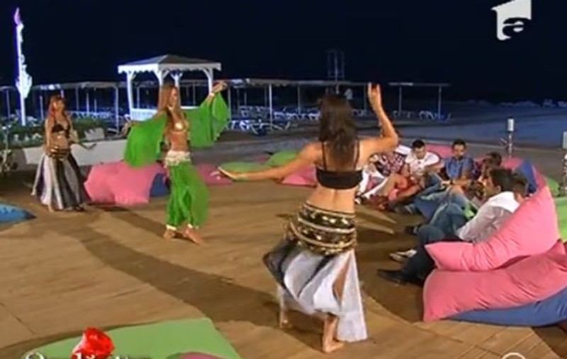 Video | Bianca, ignorată de concurenții de la "Burlăcița" în timp ce le dansa din buric: "Sunteți niște găini. Mi se rupe de voi!"