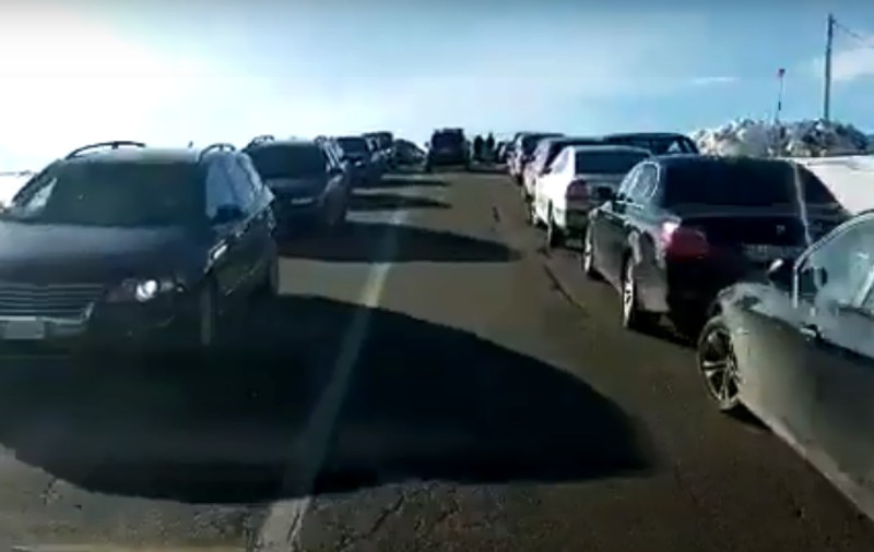 Circulație bară la bară pe Valea Prahovei, drumul spre Rânca s-a blocat. Recomandările poliției