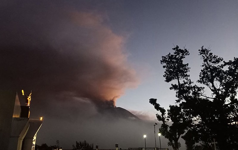 VIDEO. Un oraș din Filipine, acoperit de cenușă a doua oară într-o săptămână, din cauza unei erupții vulcanice