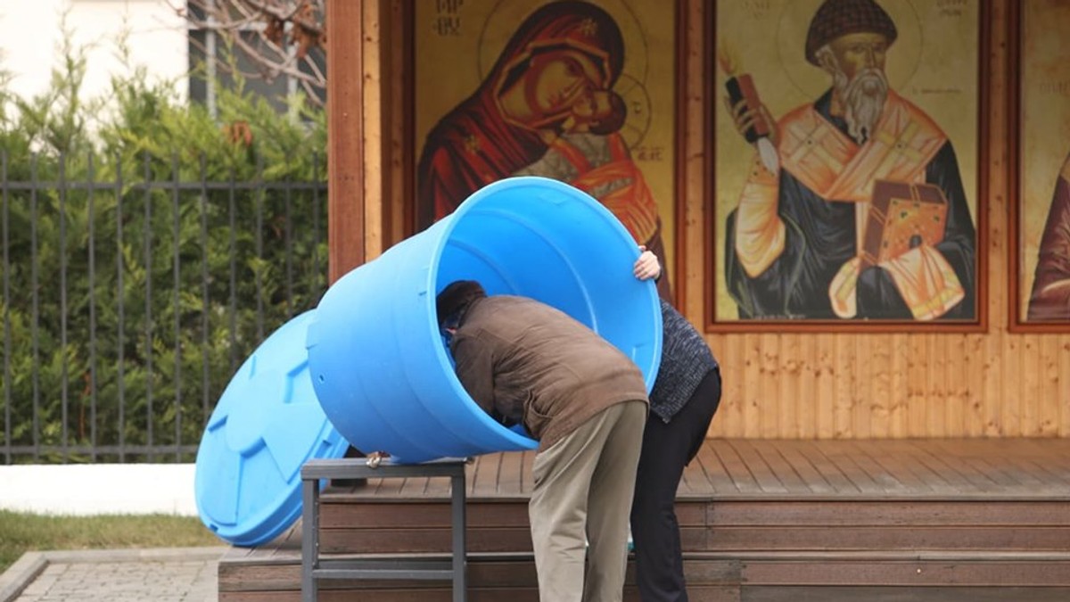 Au început pregătirile pentru Bobotează. Butoaiele au fost scoase în fața bisericilor și li s-au montat robinete