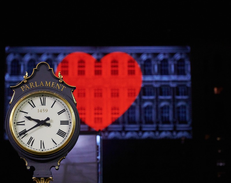 Mesaje de încurajare, proiectate pe Palatul Parlamentului: “O lume. O inimă”