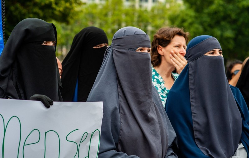 În Elveția s-a votat interzicerea veșmintelor care „acoperă complet față”, precum burqa și niqab purtate de unele femei musulmane