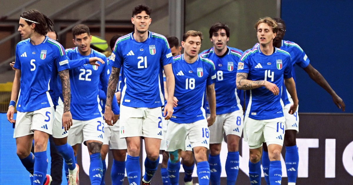 Nationala italiei intr-un meci de nations league, imbracati in tricouri albastre
