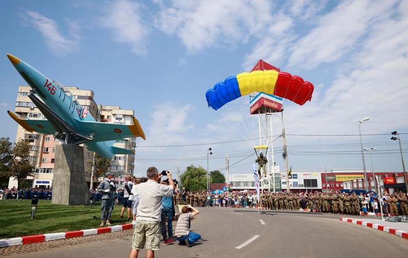 Show la Buzău de Ziua Aviației. Parașutiștii au aterizat în mijlocul spectatorilor
