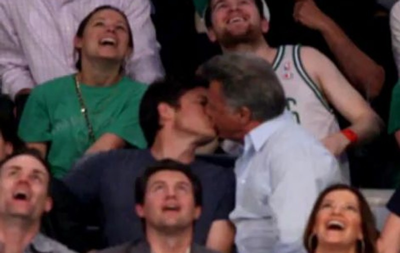 Dustin Hoffman şi Jason Bateman s-au sărutat pe gură, la un meci de baschet