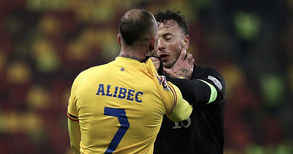 Doi fotbaliști se îmbrâncesc pe teren