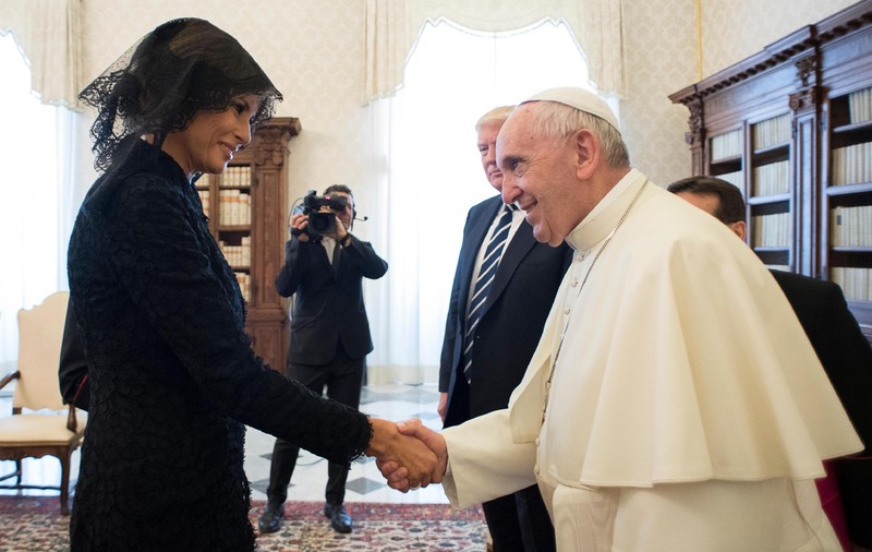 Papa Francisc a glumit cu Melania Trump. Ce daruri i-a făcut Suveranul Pontif președintelui american | VIDEO