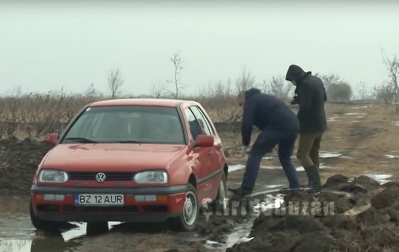 Un bărbat a fost găsit mort în mașina sa, în Buzău. Conectase un furtun la țeava de eșapament