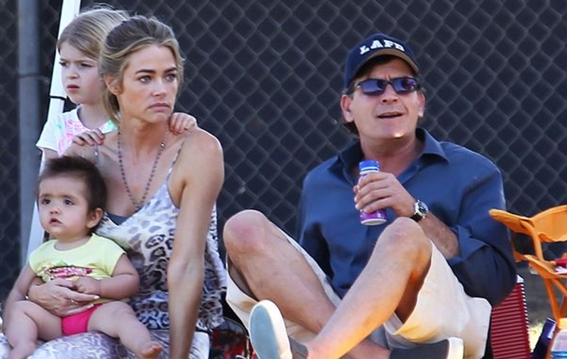 Denise Richards și Charlie Sheen formează din nou un cuplu