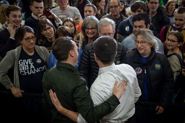 Pete Buttiegieg și soțul său, Chasten Glezman, în fața unui grup de susținători entuziaști FOTO: EPA