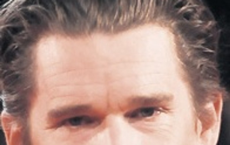 Ethan Hawke se plimbă prin Bucureşti cu un Maserati de 140.000 €