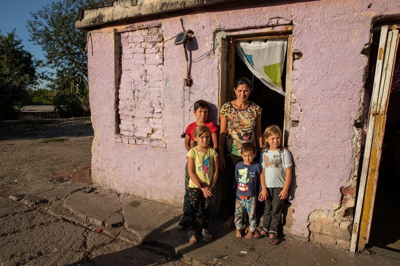 La intrarea în casa fără geamuri