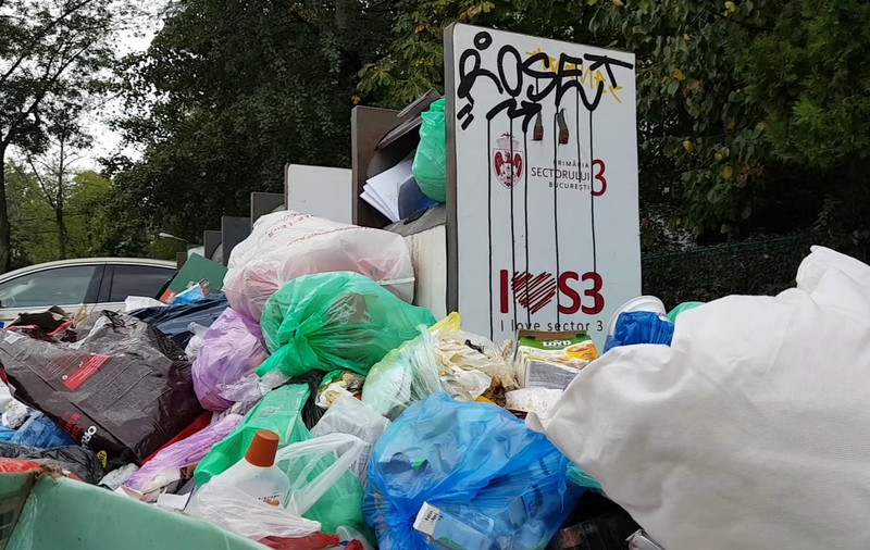 VIDEO | Copiii din Sectorul 3 se joacă lângă un focar de infecţie! Munţi de gunoaie strânse în jurul ghenelor și tomberoanelor, în „fieful” lui Robert Negoiță