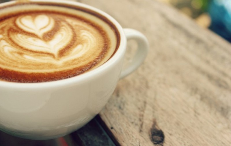 DE CE ESTE BINE SĂ ADAUGI ULEI DE COCOS ÎN CAFEA