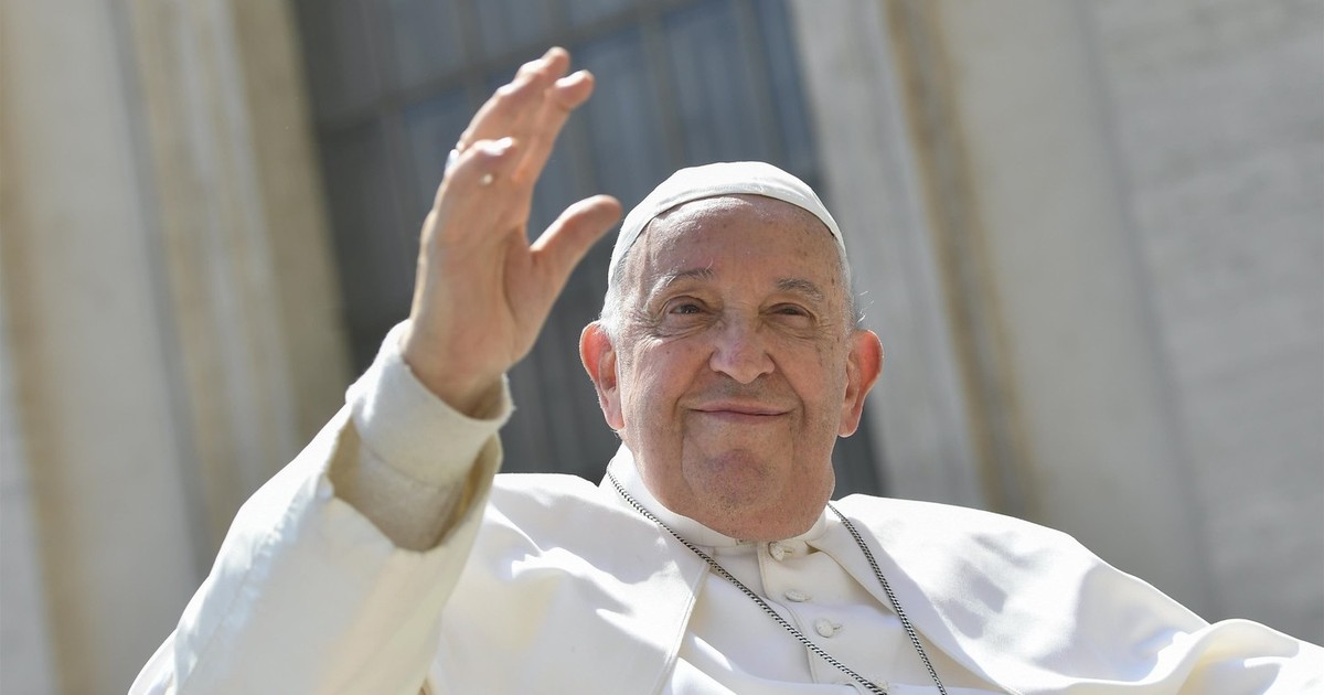 Papa Francisc face cu mâna.