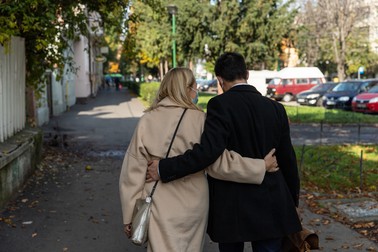 Allen Coliban şi partenera lui de viaţă merg pe o stradă de lângă primărie