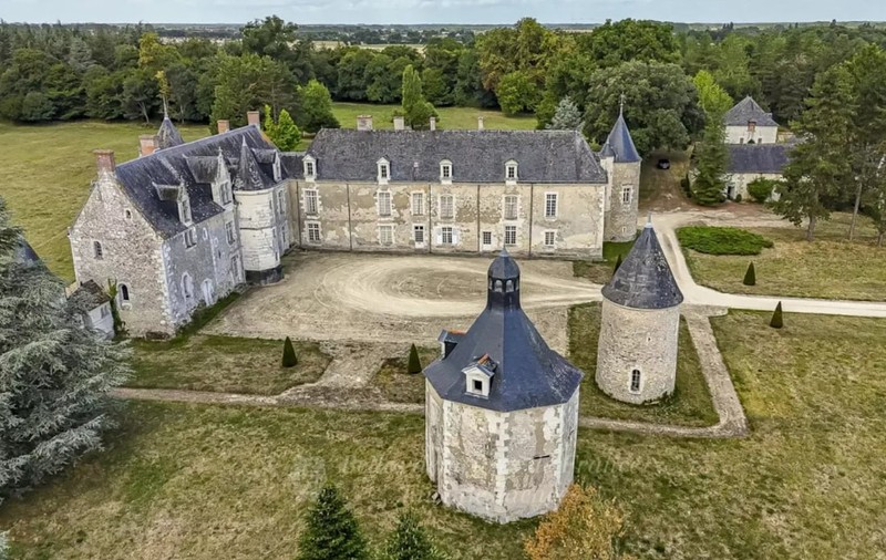 Castel medieval vechi de peste 500 de ani scos la vânzare în Franța. Are 12 hectare de teren și cel mai apropiat oraș este la 8 km distanță