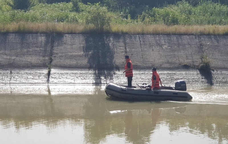 Polițiștii din Argeș caută un bărbat care a plecat de acasă amenințând că se sinucide. I-au găsit câteva lucruri pe malul unei ape