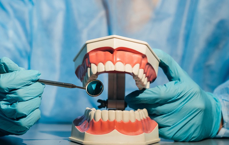 O dentistă este acuzată de 682 de infracțiuni și riscă 8 ani de închisoare, în Polonia: „A tratat dinți care nu existau”