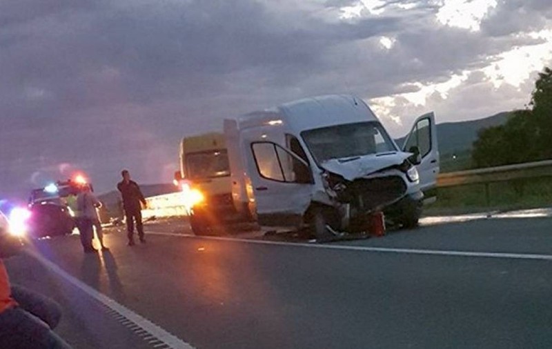 Accident pe DN1: o camionetă care tranporta butoaie cu benzină, implicată într-un carambol