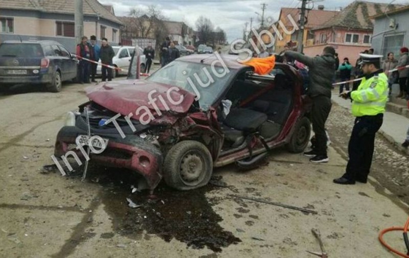 Un copil a furat o mașină și a făcut accident în Sibiu. Era beat și a fost grav rănit