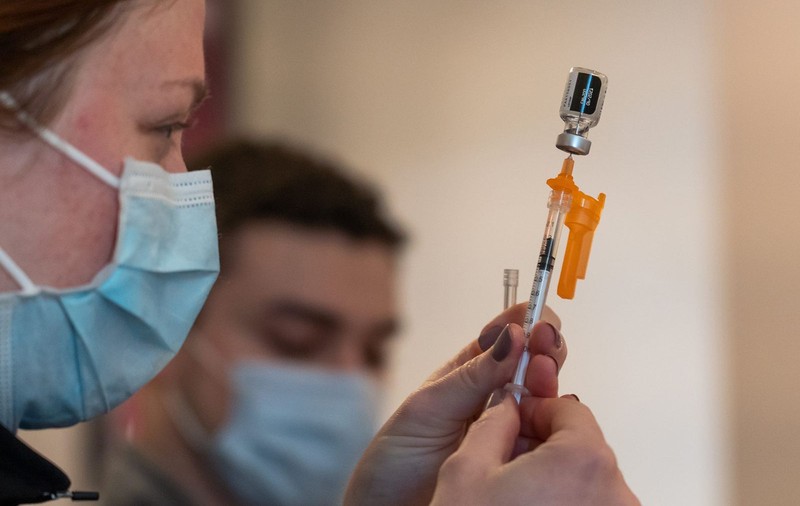 Pfizer începe testarea vaccinului adaptat la varianta Omicron. Cum va fi administrat serul celor 3 grupuri de voluntari