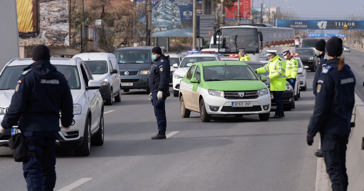 Echipaje ale Politiei si Jandarmeriei verifica documentele mai multor conducatori auto, la intrarea in Bucuresti, pe DN1, martie 2020