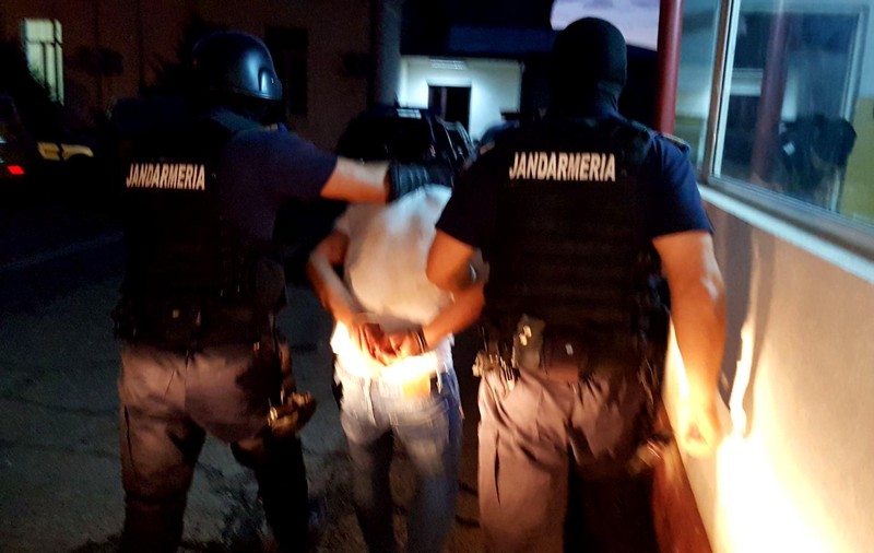 Un jandarm din Vaslui, acuzat că a băgat în spital un tânăr. Iubita bărbatului era gravidă și a născut din cauza șocului