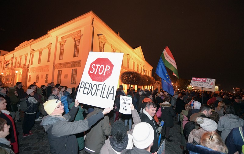 Protest la Budapesta: oamenii cer demisia președintei Novak, care a grațiat un bărbat condamnat într-un dosar de pedofilie | VIDEO