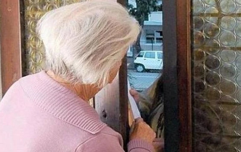 O bătrână de 91 de ani a pus pe fugă doi hoți care intraseră peste ea în casă! Cum a reușit asta