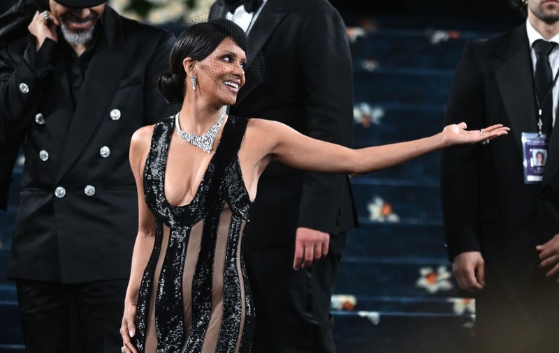 Halle Berry, aproape de o gafă vestimentară la Met Gala 2025. Rochia neagră cu părți transparente a lăsat prea mult la vedere