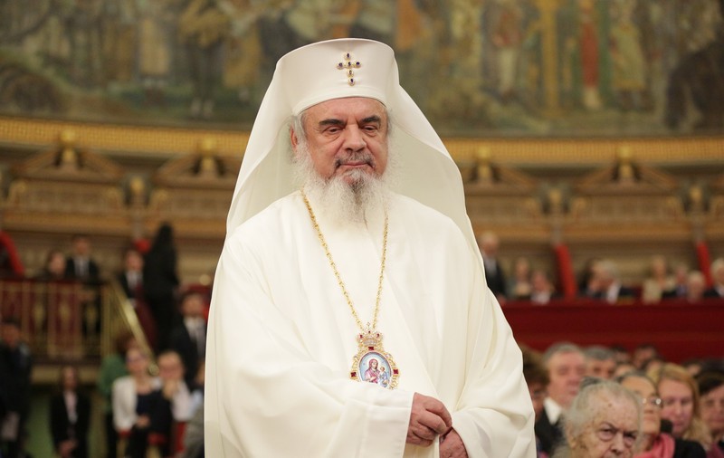 Patriarhul Daniel le-a cerut credincioșilor să poarte masca pentru a birui virusul “foarte viclean”