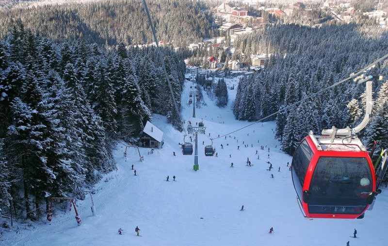Start la sezonul sporturilor de iarnă, în Poiana Braşov! Cât costă telecabinele, închirierea echipamentelor și lecțiile de schi