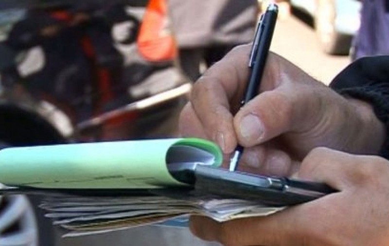 Șofer de BMW din Iași, amendat cu 20.000 de lei, după ce a aruncat gunoaiele din maşină pe spațiul public din stațiunea Mamaia