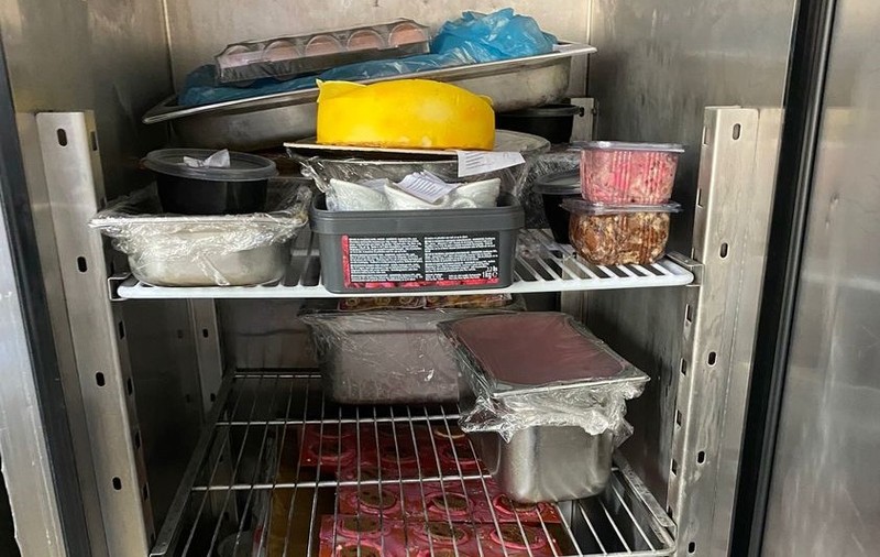 Alimente expirate, insecte și mizerie în două hoteluri de 5 stele din București. ANPC a dat amenzi de 35.000 de lei