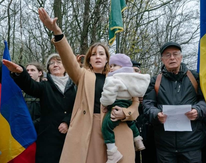 Salutul legionar al unui elev român la troița lui Zelea Codreanu de la Tâncăbești. Pedepsit de liceu, salvat de „suveraniști”, recidivă în pădure