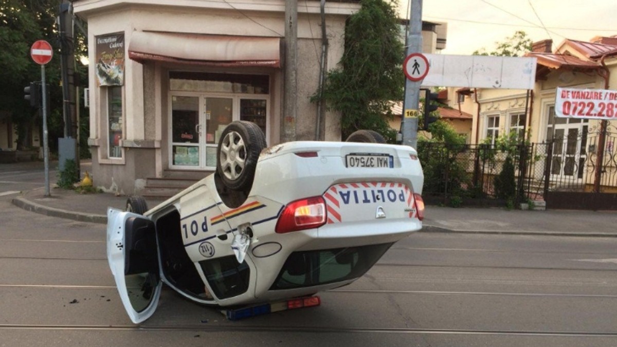 O mașină de poliție s-a răsturnat în centrul orașului Ploiești