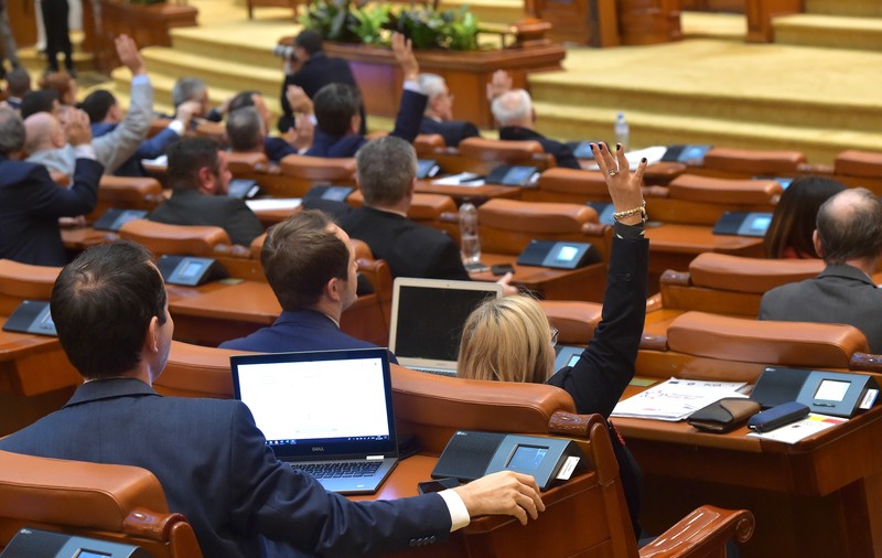 Istoria moțiunilor de cenzură în România. Câte guverne au fost răsturnate până astăzi în Parlament