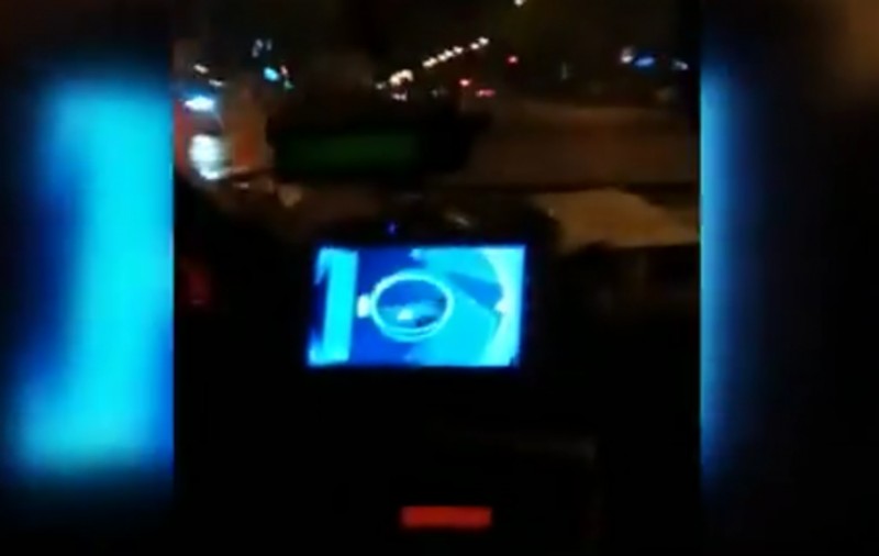 Un taximetrist din Bucureşti, filmat în timp ce joacă Pokemon Go, la volan | VIDEO