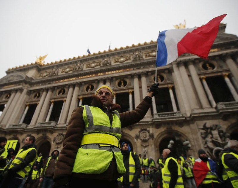 UPDATE/ „Vestele Galbene” continuă protestele în Paris. Zeci de persoane reținute. Gest inedit al unor franțuzoaice: protestează la bustul gol! FOTO în articol