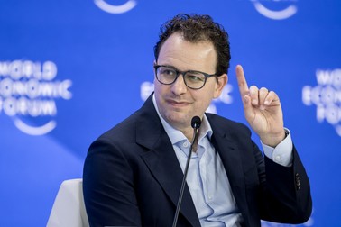 Dario Amodei în costum la World Economic Forum