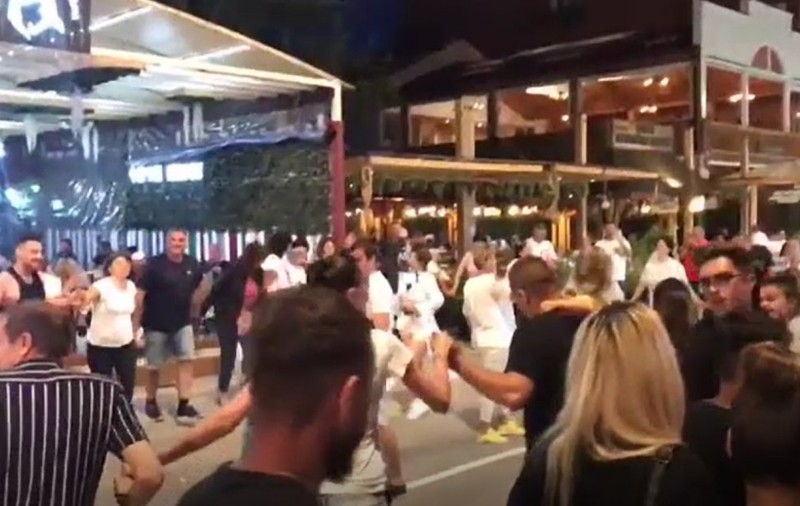 Imagini incredibile. Zeci de petrecăreți au uitat de distanțare socială și au încins o horă în stațiunea Mamaia - VIDEO