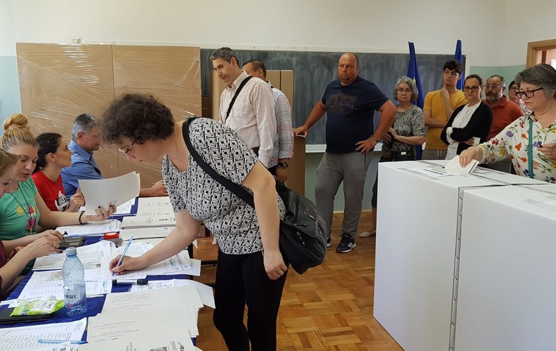 Alegeri europarlamentare | Mobilizare uriașă în București și în restul țării. Sute de alegători stau la cozi și așteaptă minute pentru a vota (FOTO și VIDEO)
