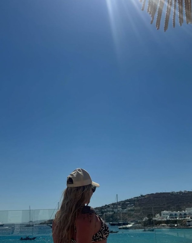 Unde a fugit Delia de canicula din România. Imagini incendiare cu artista în costum de baie