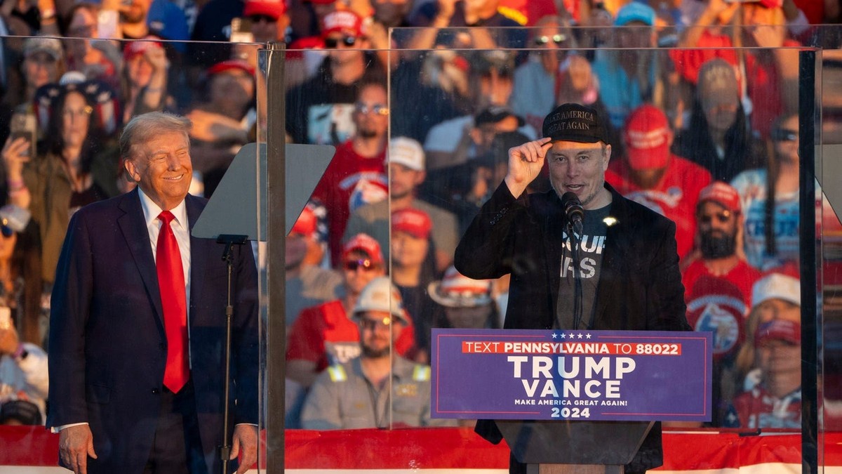 Donald Trump si Elon Musk pe un podium, vorbind în timpul campaniei electorale din Statele Unite, în 2024