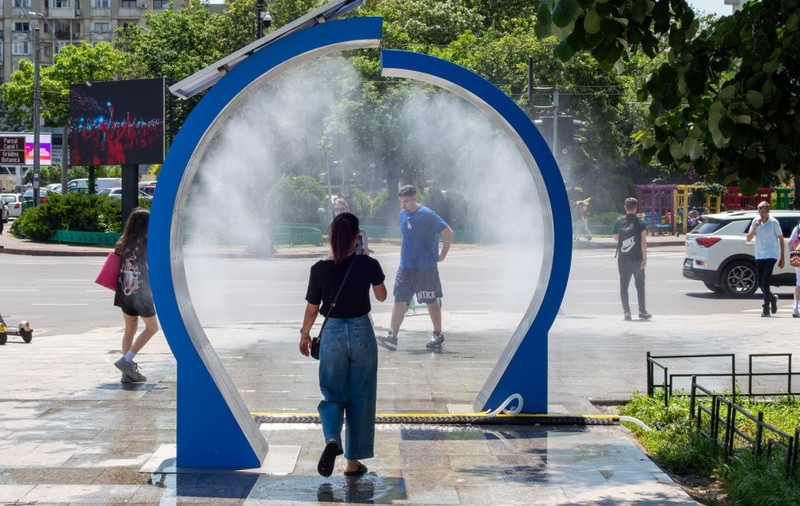 Capitala se pregătește de caniculă: au apărut puncte de răcorire pentru pietonii din București. Unde le găsești și cum funcționează