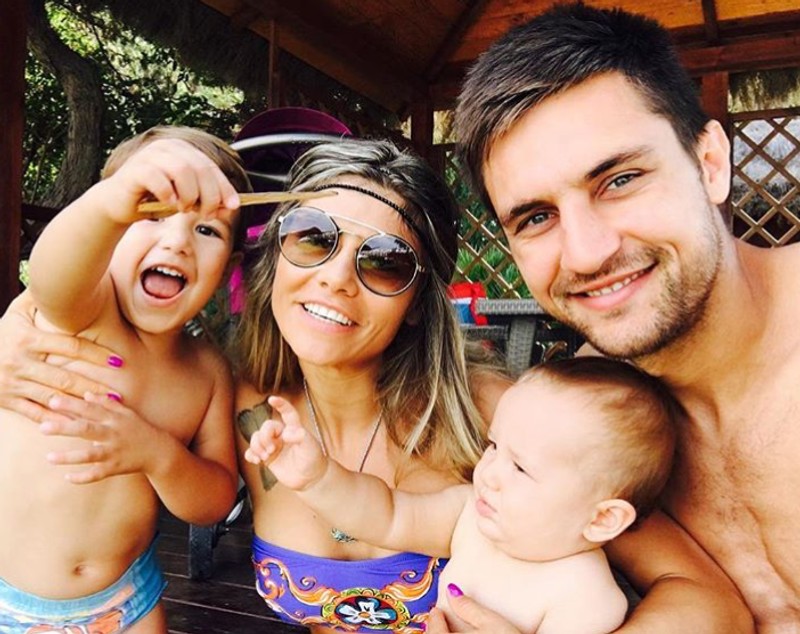 Familia Tătărușanu vă urează Sărbători fericite! Cum arată copiii și soția portarului de la Fiorentina
